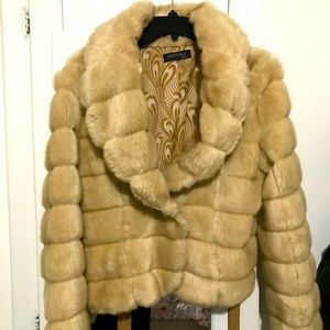 Women’s Faux fur size ps, very classy
